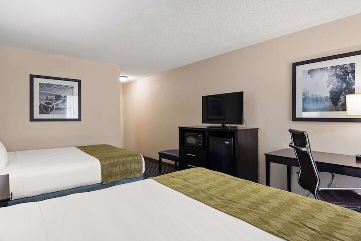2 Queen Beds Work Desk Microwave and Refrigerator Full Breakfast (3 of 9)