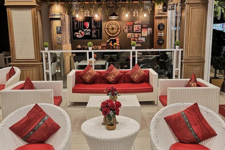 Lounge 31 of 43