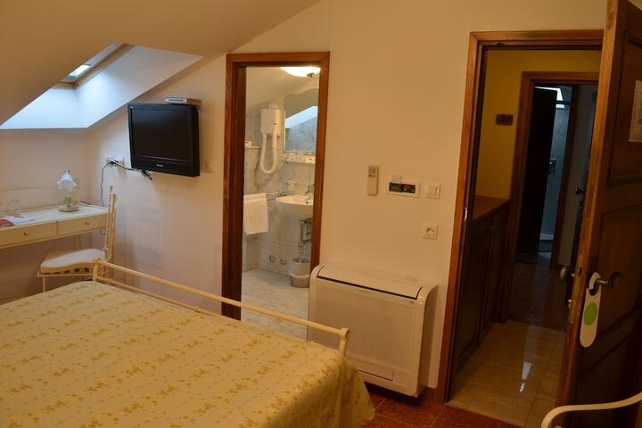 Room 4 of 38