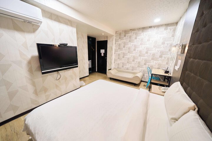 Room 18 of 48