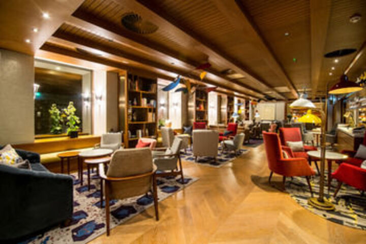 Lounge 54 of 65