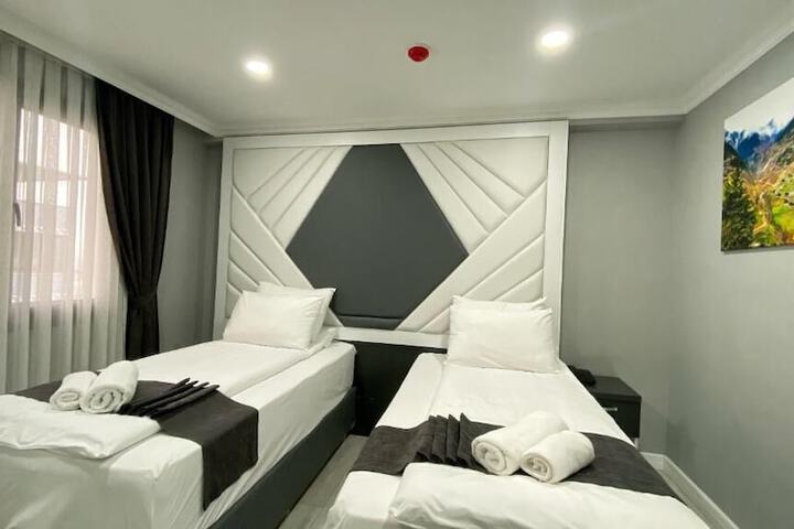 Room 12 of 25