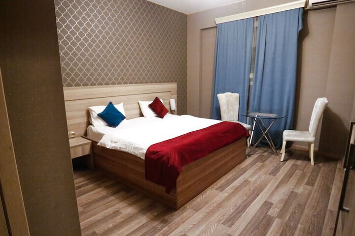 Room 6 of 10