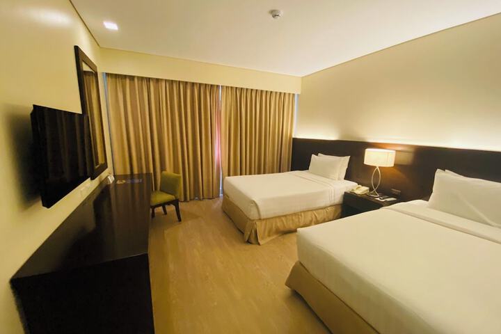 Room 12 of 104