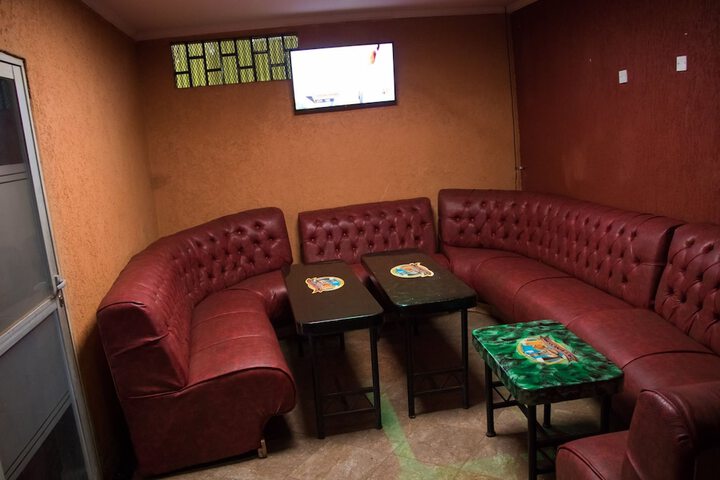 Lounge 4 of 5