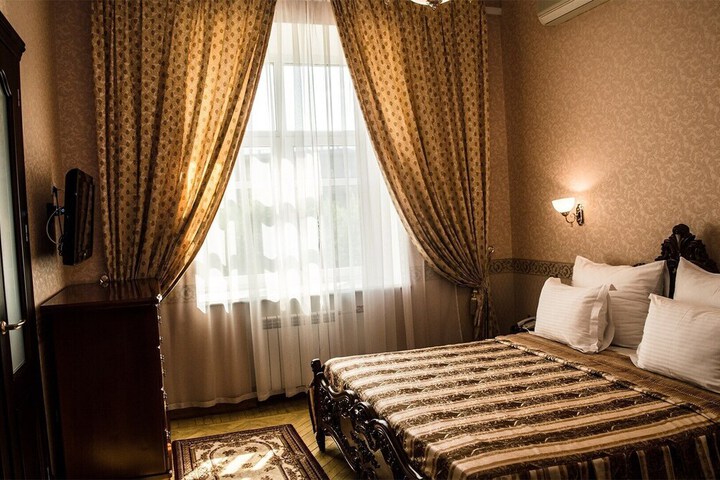 Room 4 of 73