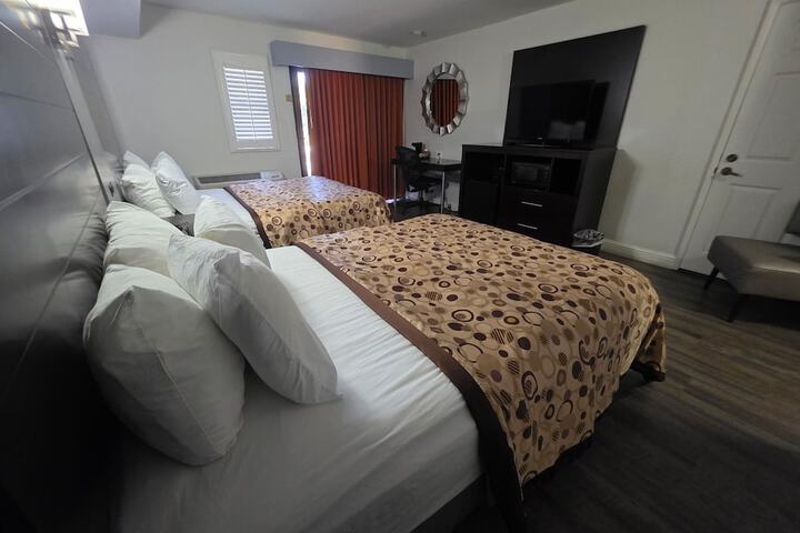 2 Queen Beds (19 of 21)