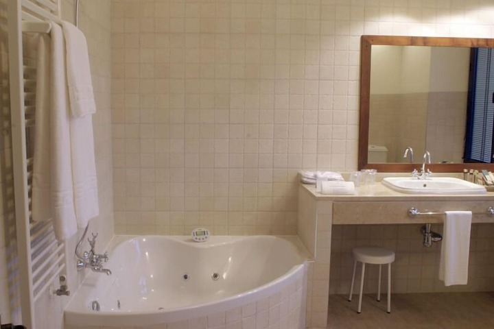 Jetted tub