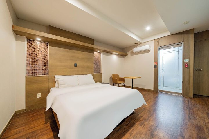 Room 13 of 50