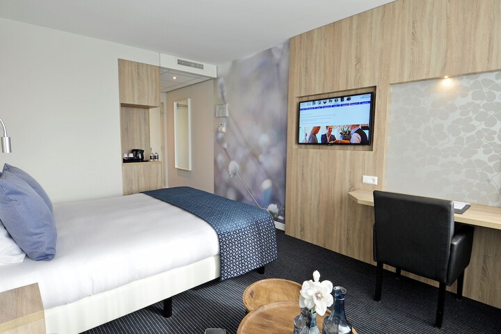 Room 10 of 34