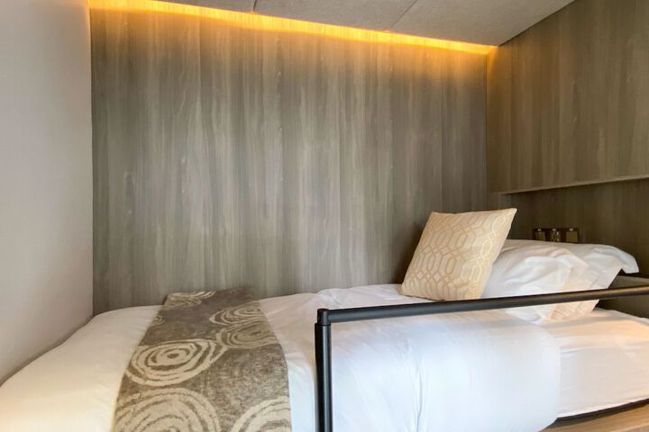 Room 32 of 66