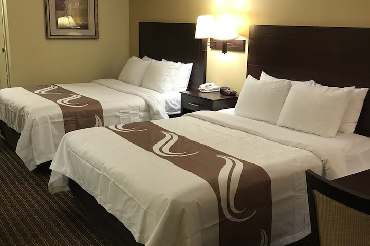 2 Queen Beds (7 of 9)