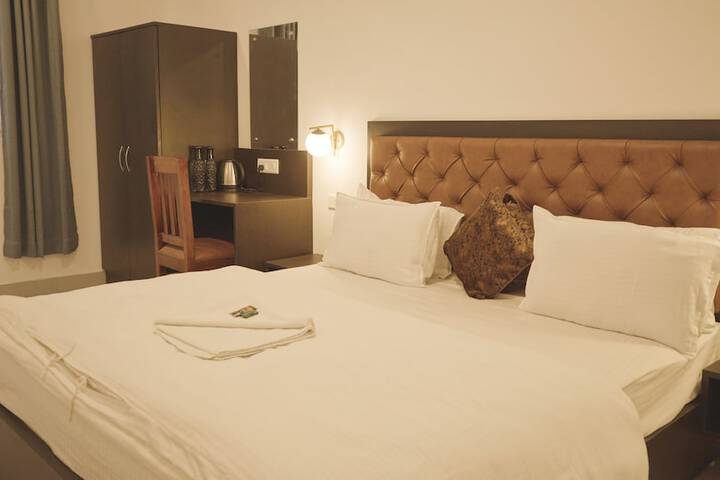 Room 8 of 83