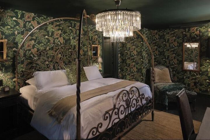 Room 6 of 13