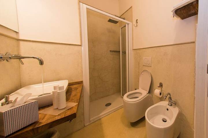 Room 6 of 28
