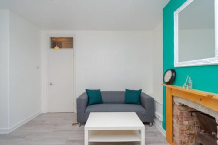 Room 6 of 18