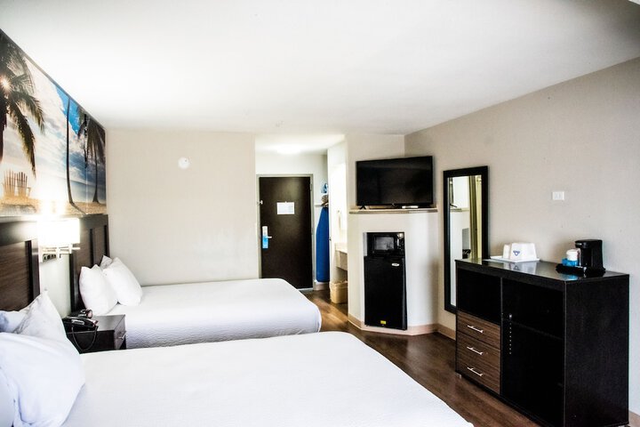 Double Accessible Queen Size Bed (2 of 5)