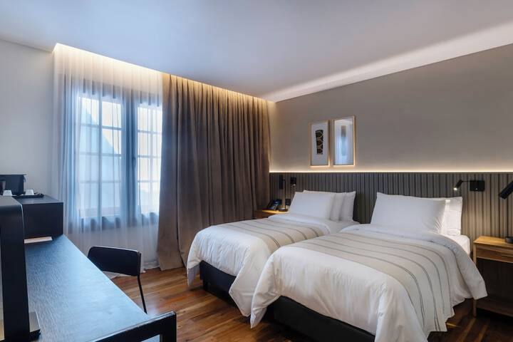 Room 9 of 32