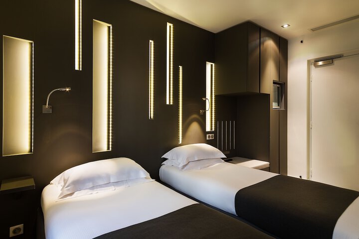 Room 4 of 32