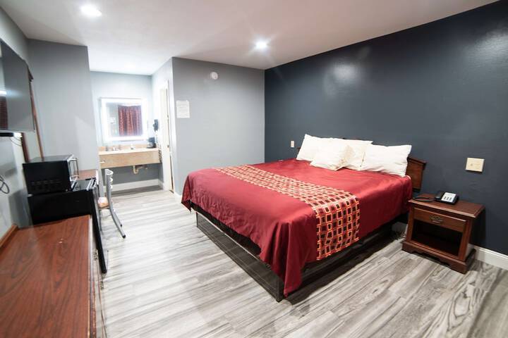1 King Bed (5 of 11)