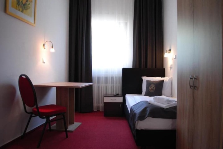 Room 14 of 37