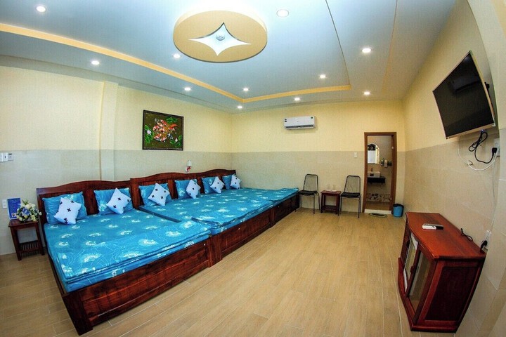 Room 32 of 49
