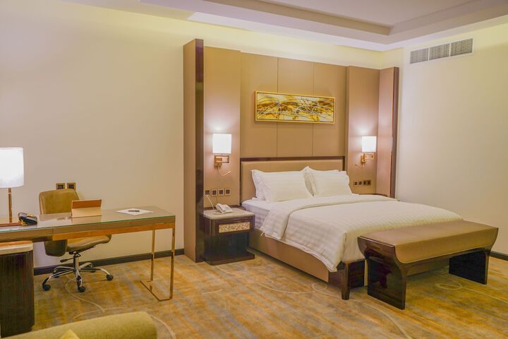 Room 13 of 83