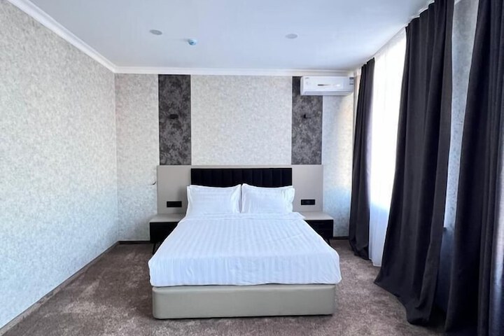 Room 4 of 9