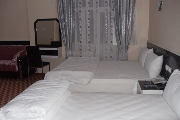 Room 6 of 12