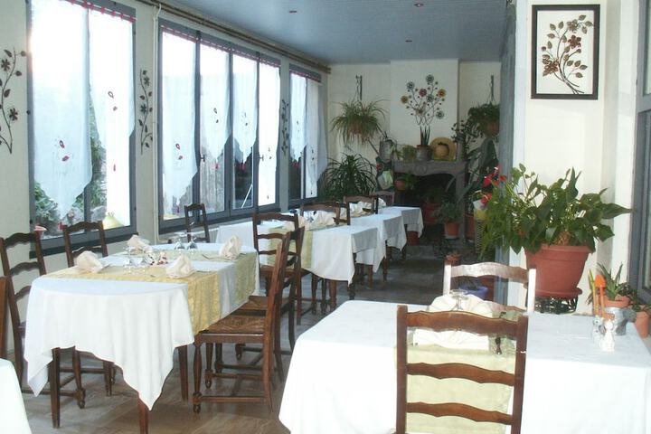 Dining 15 of 21
