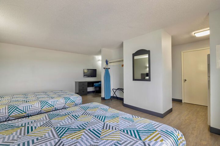 1 Queen Bed Kitchen (14 of 25)