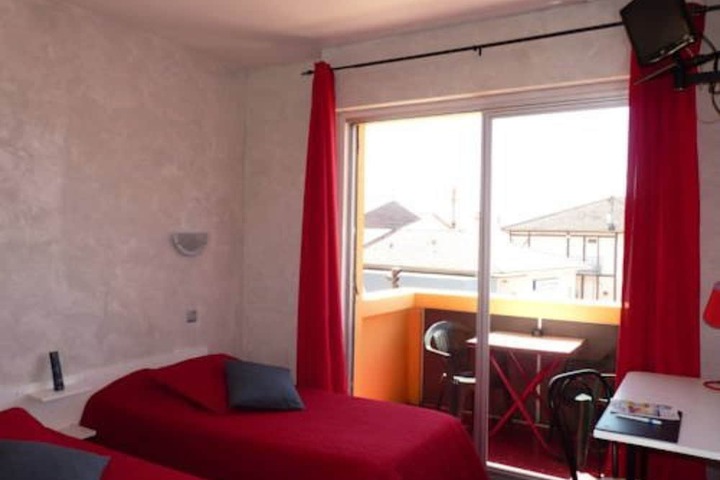 Room 4 of 8