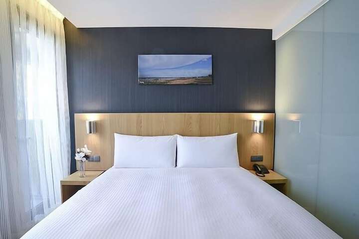 Room 15 of 27