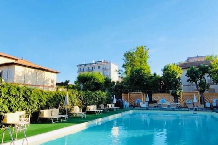 HOTEL YOUNG PEOPLE UNDER 40