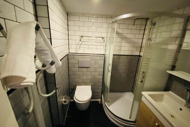 Room 4 of 32