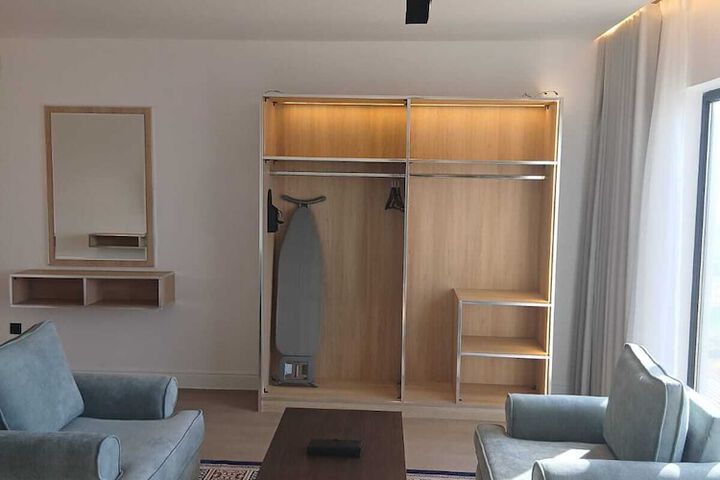 Room 9 of 28