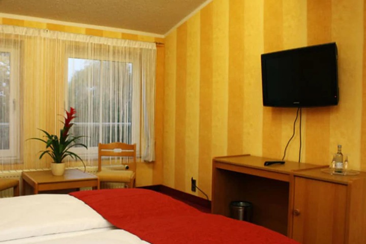 Room 5 of 18