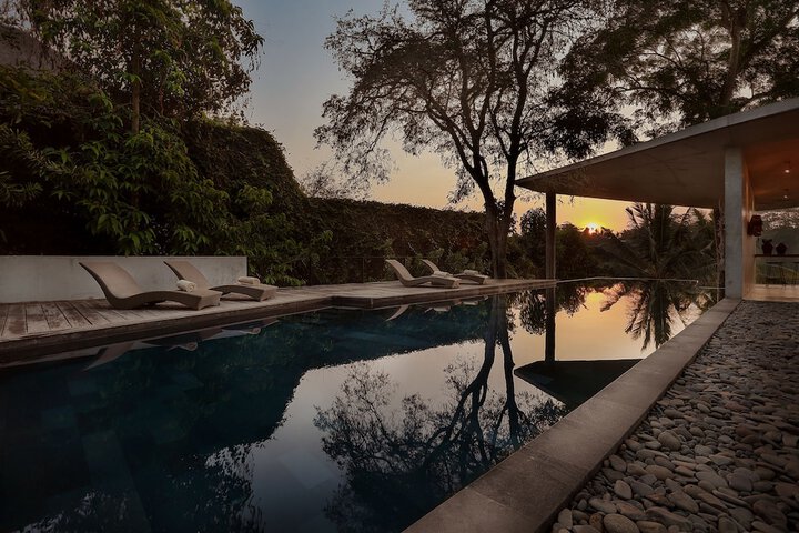 Hotel with Pool