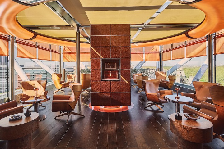 Lounge 64 of 71