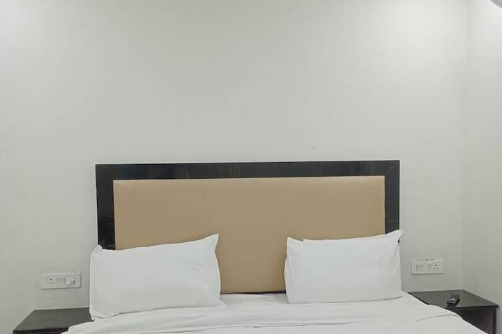 Room 11 of 14