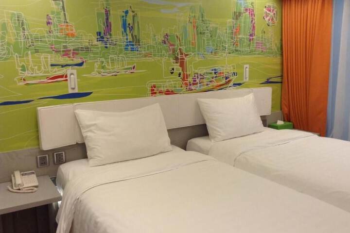 Room 25 of 42