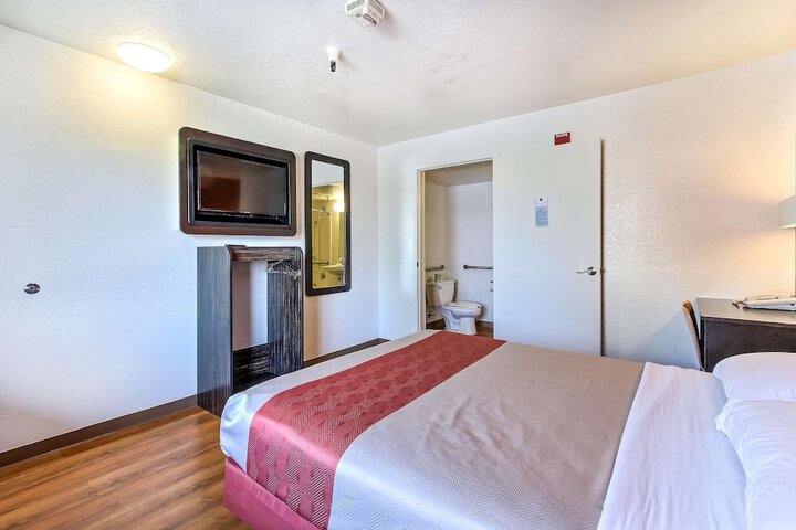 Deluxe Room 1 Queen Bed Refrigerator, Microwave (8 of 8)