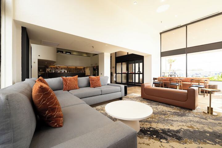 Lounge 66 of 102