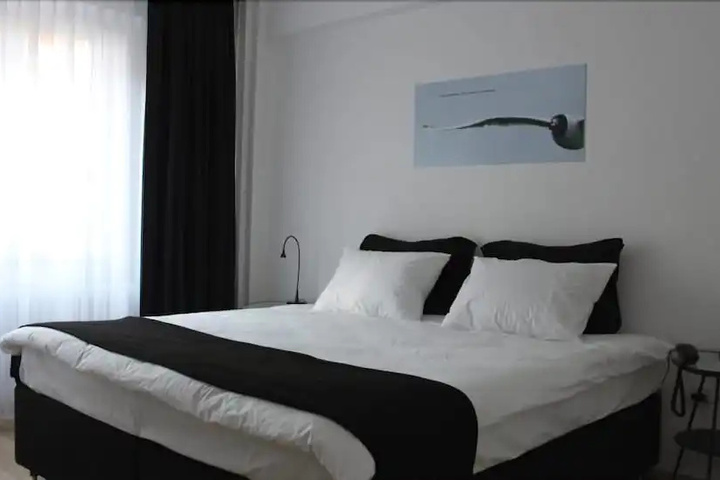 Room 4 of 7