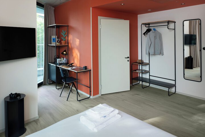 Room 6 of 77