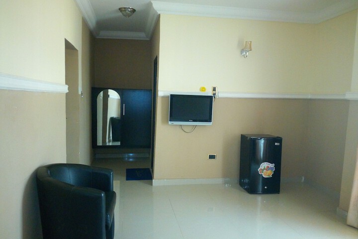 Room 9 of 18