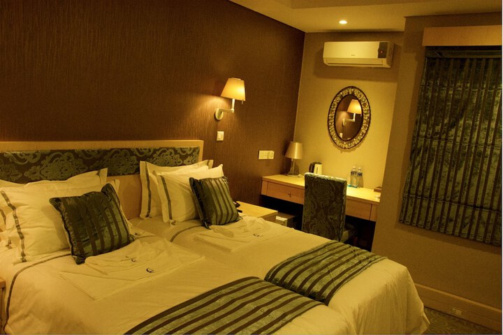 Room 5 of 50