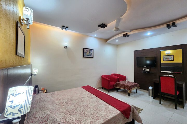 Room 9 of 15