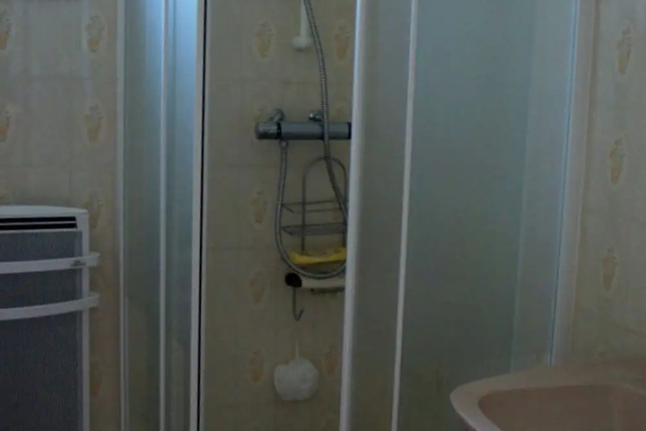Room 6 of 18