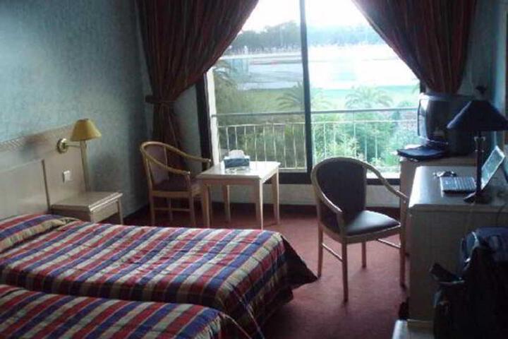 Room 6 of 9